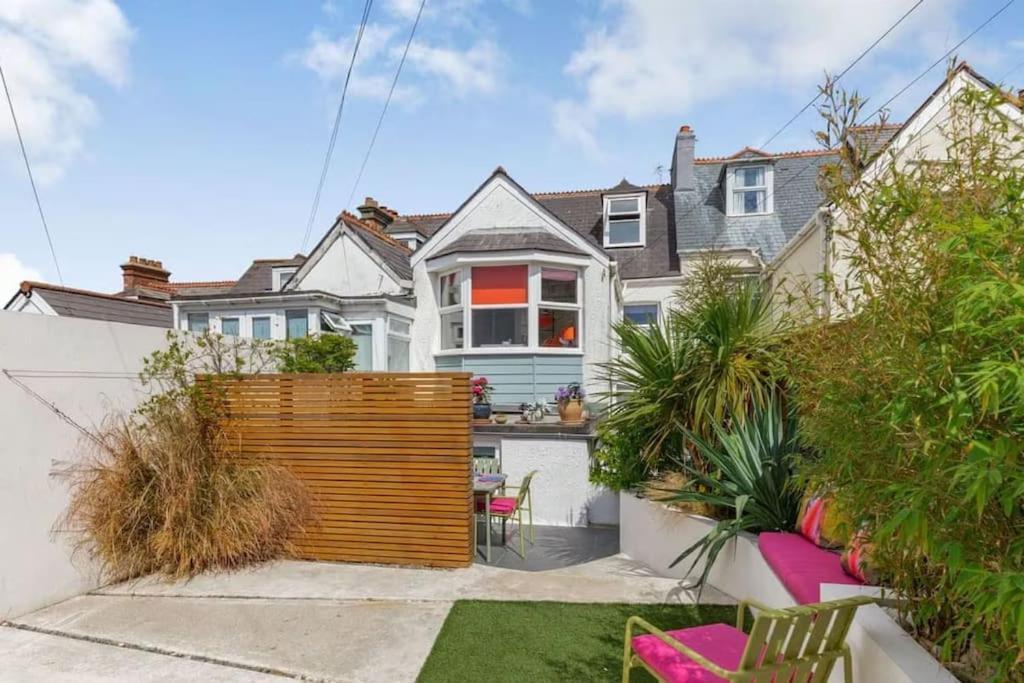 The Surfer's Townhouse With Sea Views *