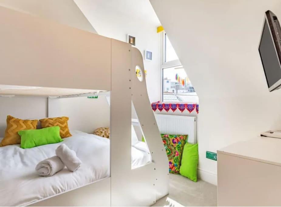 The Surfer's Townhouse With Sea Views *